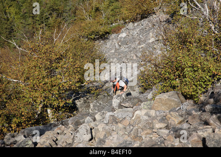 Wanderer finden ihren Weg ein Talus-Feld auf der Seite Whitewall Berges in den White Mountains New Hampshire USA Stockfoto