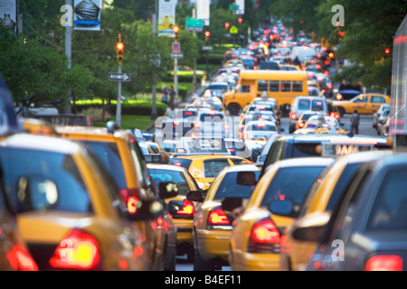 TAXIS, BESCHÄFTIGT, PKW, LKW, KFZ, NEW YORK CITY, NEW YORK CITY, MANHATTAN, IM FREIEN, RÜCKLEUCHTEN, TAXI, VERKEHR, STAU, TRANS Stockfoto