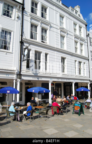 Geschäfte und Restaurants, die Pantiles, Royal Tunbridge Wells, Kent, England, Vereinigtes Königreich Stockfoto