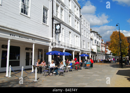 Geschäfte und Restaurants, die Pantiles, Royal Tunbridge Wells, Kent, England, Vereinigtes Königreich Stockfoto