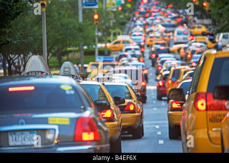 TAXIS, BESCHÄFTIGT, PKW, LKW, KFZ, NEW YORK CITY, NEW YORK CITY, MANHATTAN, IM FREIEN, RÜCKLEUCHTEN, TAXI, VERKEHR, STAU, TRANS Stockfoto