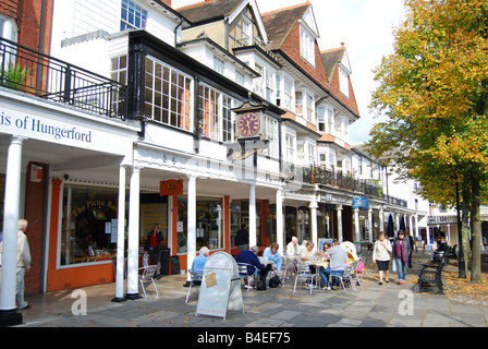 Geschäfte und Restaurants, die Pantiles, Royal Tunbridge Wells, Kent, England, Vereinigtes Königreich Stockfoto