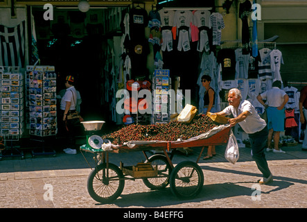 Griechische männliche alte Kirsche erwachsenen Mannes Verkäufer Verkauf Kirschen shopping Viertel Plaka Athen-Attika-Griechenland-Europa Stockfoto