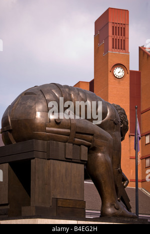 Bronze-Skulptur von Sir Isaac Newton in der British Library, London, UK Stockfoto