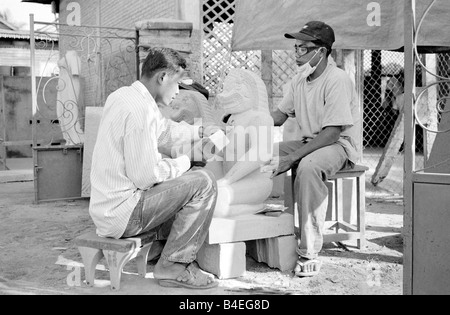 21. Januar 2003 - Lehrlinge bei der Arbeit auf dem Hof einer Steinmetz-Schule in der kambodschanischen Stadt Siem Riep. Stockfoto