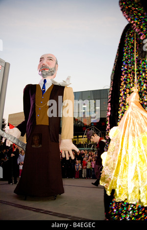 Große Pappmaché-Puppen und Massen in Derby Stadtmarkt Ort während der Derby-Feste. Stockfoto