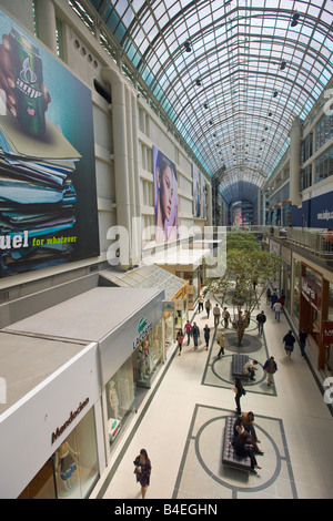 Innenraum des Eaton Centre in der Innenstadt von Toronto, Ontario, Kanada. Stockfoto