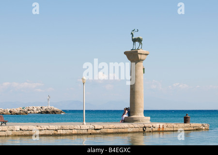 Hirsch Skulptur auf Spalte am Eingang zum Hafen von Mandraki, Rhodos, Griechenland. Stockfoto