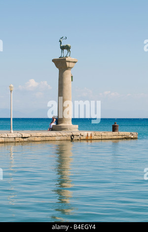 Der Hirsch am Eingang zum Hafen von Mandraki, Rhodos, Griechenland. Der ehemalige Ort des Koloss von Rhodos Stockfoto