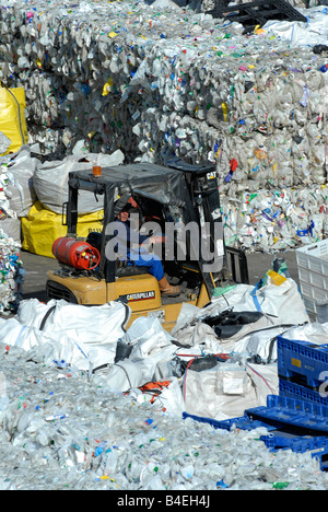 Gasbetriebenen Gabelstapler in den Lagerplatz ein Abfall Kunststoff-recycling-Anlage in Betrieb Stockfoto