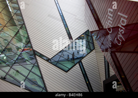 Melden Sie sich außerhalb der Royal Ontario Museum und der Michael A. Lee-Chin Crystal in der Stadt von Toronto, Ontario, Kanada. Stockfoto