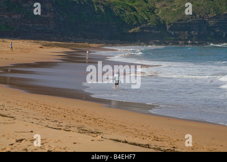 Jungen spielen auf Bilgola Strand, Strände im Norden, Sydney, Australien Stockfoto