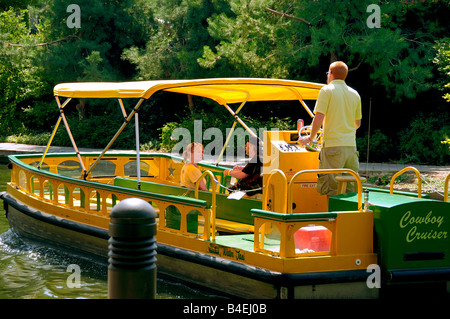 Touristen nehmen eine Fahrt mit dem Wassertaxi auf dem Bricktown Canal in Oklahoma City, Oklahoma, USA. Stockfoto