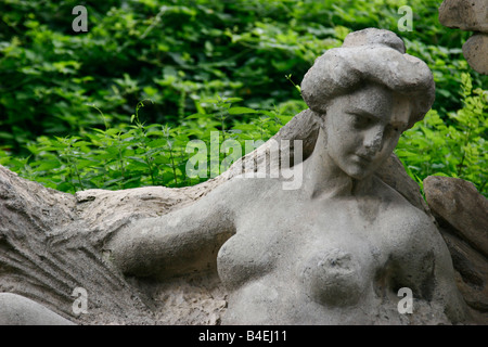 Zerstörte weibliche Skulptur vor dem Schloss von Rivoli, Turin, Italien. Stockfoto