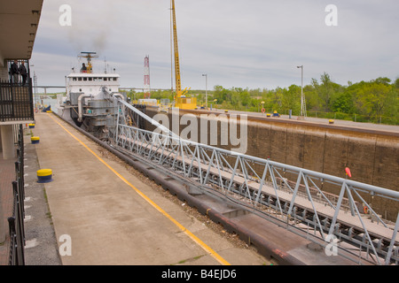 Großen Massengutfrachter Schiff Eingabe Lock 3 des Welland Kanäle Systems im Musée St Catharines, Welland Kanäle Zentrum Stockfoto