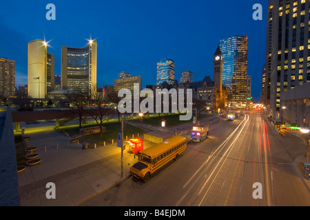 Old und New City Hall Gebäude und Nathan Phillips Square in der Innenstadt von Toronto in der Abenddämmerung, Ontario, Kanada Stockfoto