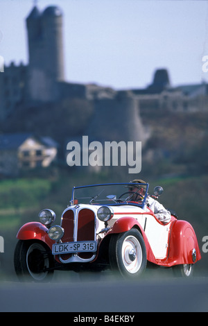 Auto, BMW 315, 1, Roadster, Oldtimer, Baujahr 1935-1936, 1930er Jahre, dreißiger Jahre, rot-weiß, treibende, schräge Front, Vorderansicht, Stockfoto