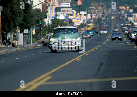 Auto, Buick Riviera Coupé, Coupe, Baujahr 1948, Oldtimer, 1940er Jahre, vierziger Jahre, grün-weiß, fahren, Diagonale vorne, vorne vie Stockfoto