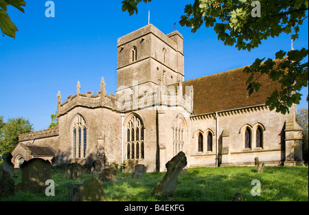 Typische englische Norman Land Dorf Kirche von Allerheiligen ist in allen Cannings, Wiltshire, England, Großbritannien, UK Stockfoto