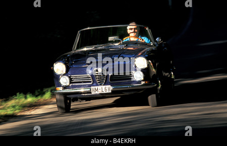 Auto, 90 Jahre Alfa Romeo, Landschaft, Natur, Sommer, Oldtimer, 1960er Jahre, sechziger Jahre, 2600 Spider Touring 1963, convertible Top, Op Stockfoto