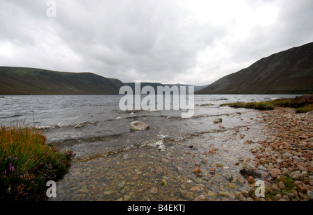 Wind, die Wellen gegen das Ufer des Loch Muick in der Nähe von Ballater und Balmoral Estate in den Highlands von Schottland geblasen Stockfoto