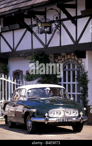 Auto, Tatra 603, Modelljahr 1964, Oldtimer, 1960er Jahre, sechziger Jahre, grün, Limousine, stehend, schräg vorne, Vorderansicht, Landschaft, sc Stockfoto