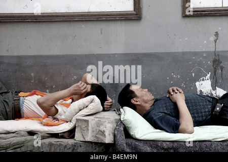 Bauarbeiter schlafen während des Tages in einem Hutong in Peking, China Stockfoto