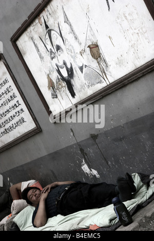 Bauarbeiter schlafen während des Tages in einem Hutong in Peking, China Stockfoto