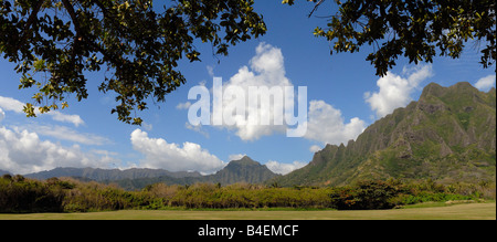 Panoramablick auf der Kualoa Berge vom Kualoa Park auf der Winward O'ahu Hawaii Stockfoto