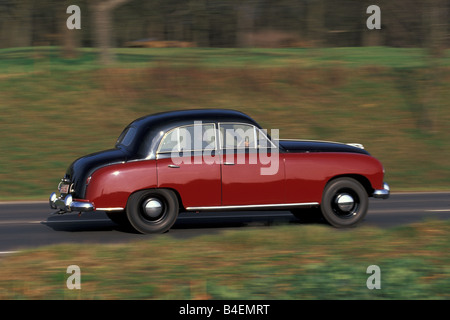 Borgward Hansa 1500, Auto, Oldtimer, 1940er Jahre, vierziger Jahre, 1950er Jahre, der fünfziger Jahre, Modell Jahr 1949-1952, Limousine, Rubinrot gefärbt, fahren, Si Stockfoto
