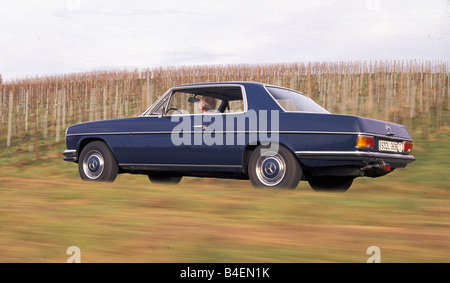 Auto, Mercedes Benz 250 CE, Jahr 1969-1972, Oldtimer, alte Modellautos, 1960er Jahre, sechziger Jahre, 1970er Jahre, 70er Jahre, Coupé, Coupe, dunkelblau Stockfoto