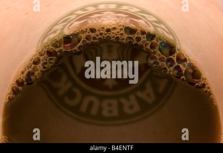 Innenansicht eines Starbucks reflektiert Kaffeetasse mit Logo und Namen auf den Kaffee Stockfoto
