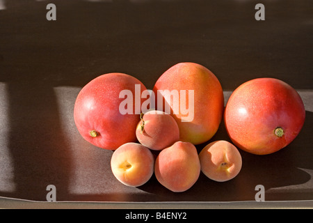 Mangos und Pfirsiche Stockfoto