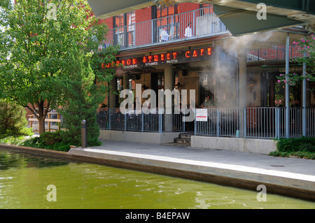 Menschen essen im Bourbon Street Cafe am Bricktown Canal in Bricktown, Oklahoma City, Oklahoma, im Freien. Stockfoto