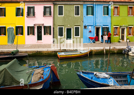 Frau vor ihr bunte Haus auf der Insel Burano hängen Wäsche Venedig Italien Stockfoto