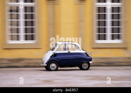 Auto, BMW Isetta, Oldtimer, unterhalb der 1950er Jahre, fünfziger Jahre, weiss-blau, fahren, Seite, Ansicht, Stadt, Landschaft, Landschaft, Fotograf: Hans Stockfoto