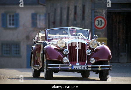 Horch 853 A Cabrio, Baujahr 1938, Rubin gefärbt, fahren, schräge Front, Vorderansicht, Stadt, Landschaft, Landschaft Stockfoto