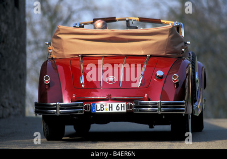 Horch 853 A Cabrio, Baujahr 1938, Rubin gefärbt, fahren, diagonal zurück, Rückansicht, Straße, Landstraße, Landschaft, Szener Stockfoto