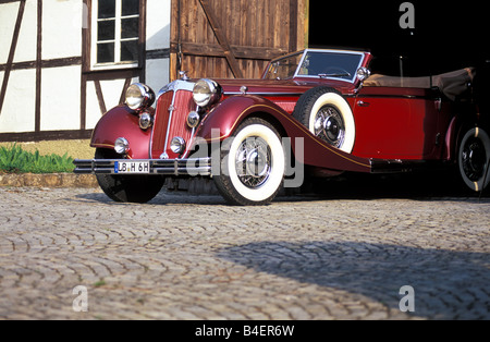 Horch 853 A Cabrio, Baujahr 1938, Rubin gefärbt, stehend, schräge Front, Vorderansicht, Seitenansicht, Stadt, Landschaft, Szener Stockfoto