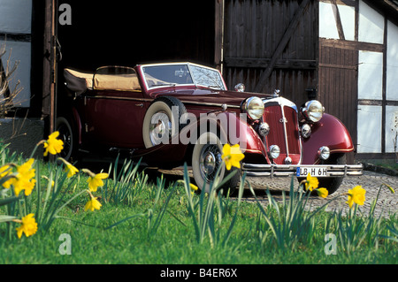 Horch 853 A Cabrio, Baujahr 1938, Rubin gefärbt, stehend, schräge Front, Vorderansicht, Seitenansicht, Stadt, Landschaft, Szener Stockfoto