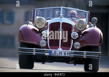 Horch 853 A Cabrio, Baujahr 1938, Rubin gefärbt, fahren, schräge Front, Vorderansicht, Stadt, Landschaft, Landschaft Stockfoto