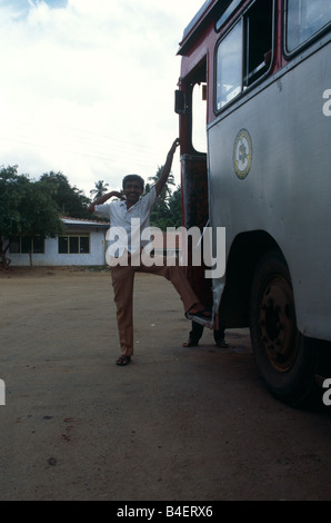 Mann stand neben den Bus, Sri Lanka Stockfoto