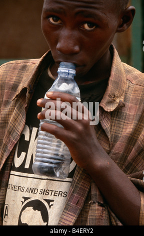 Obdachlose junge schnüffeln Klebstoff von der Flasche. Kampala, Uganda. Stockfoto