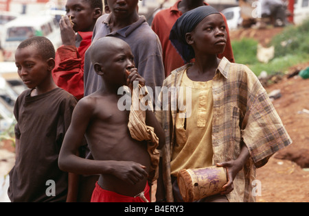 Gruppe von Obdachlosen jungen Klebstoff schnüffeln in Kampala, Uganda, Afrika Stockfoto