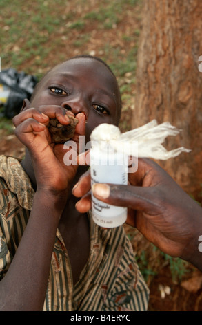 Obdachlose junge sniffing Glue. Kampala, Uganda. Stockfoto