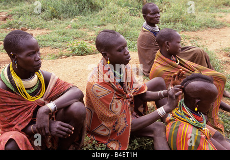 Ethnische Karamojong tribeswomen das Tragen der Tracht der Flechten, jede andere Haare, Karamoja, Uganda, Afrika Stockfoto