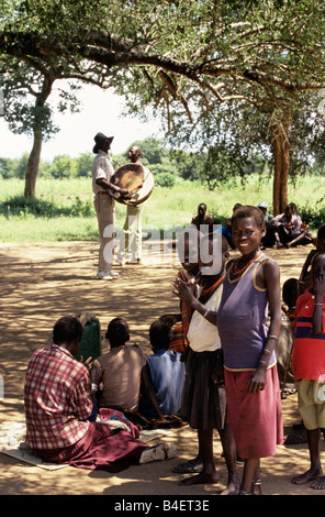 Ethnische Karamojong Dorfbewohner beobachten, Demonstration, Karamoja, Uganda Stockfoto