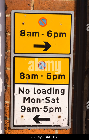 Straßenschild Angabe keine Belastung und kein Parkplatz zwischen bestimmten Zeiten Stockfoto