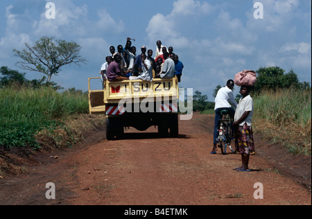 Lkw voller Arbeiter auf entfernten Feldweg. Uganda. Stockfoto