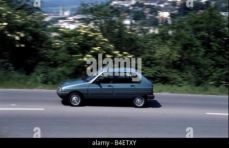 Auto, Citroen Visa II, Modell Jahr 1981, Limousine, compact, Sub-kompakte, alten Auto, fahren, Seitenansicht, Straße, Landstraße Stockfoto